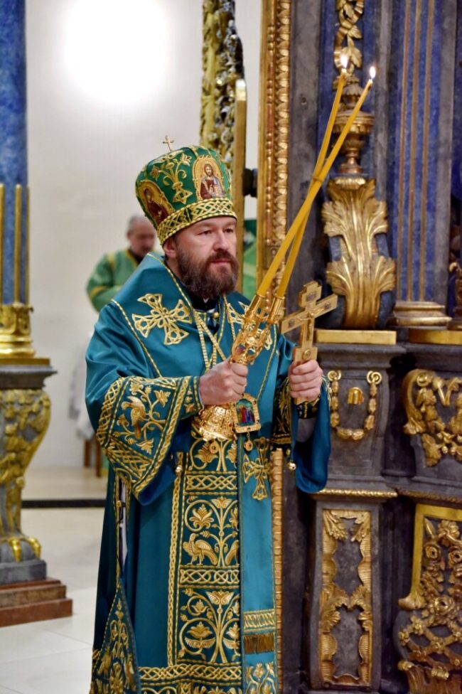 В день Пресвятой Троицы митрополит Иларион совершил Литургию в Успенском кафедральном соборе Будапешта